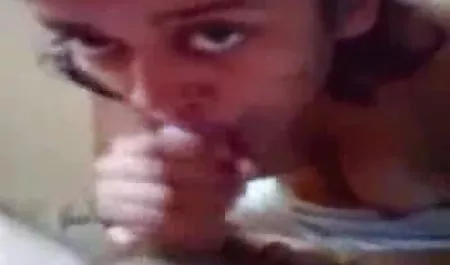 舐めてる彼女の足 スマホ 素人 えろ
